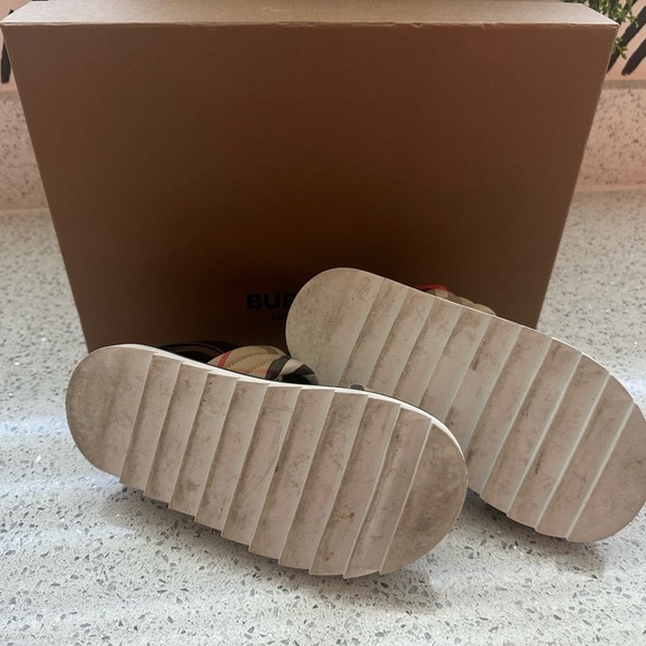 Cutest Little Kids Burberry Sandals, Unisex, w/Box & Dustbag Size 30Euro/12.5US - Picture 6 of 7